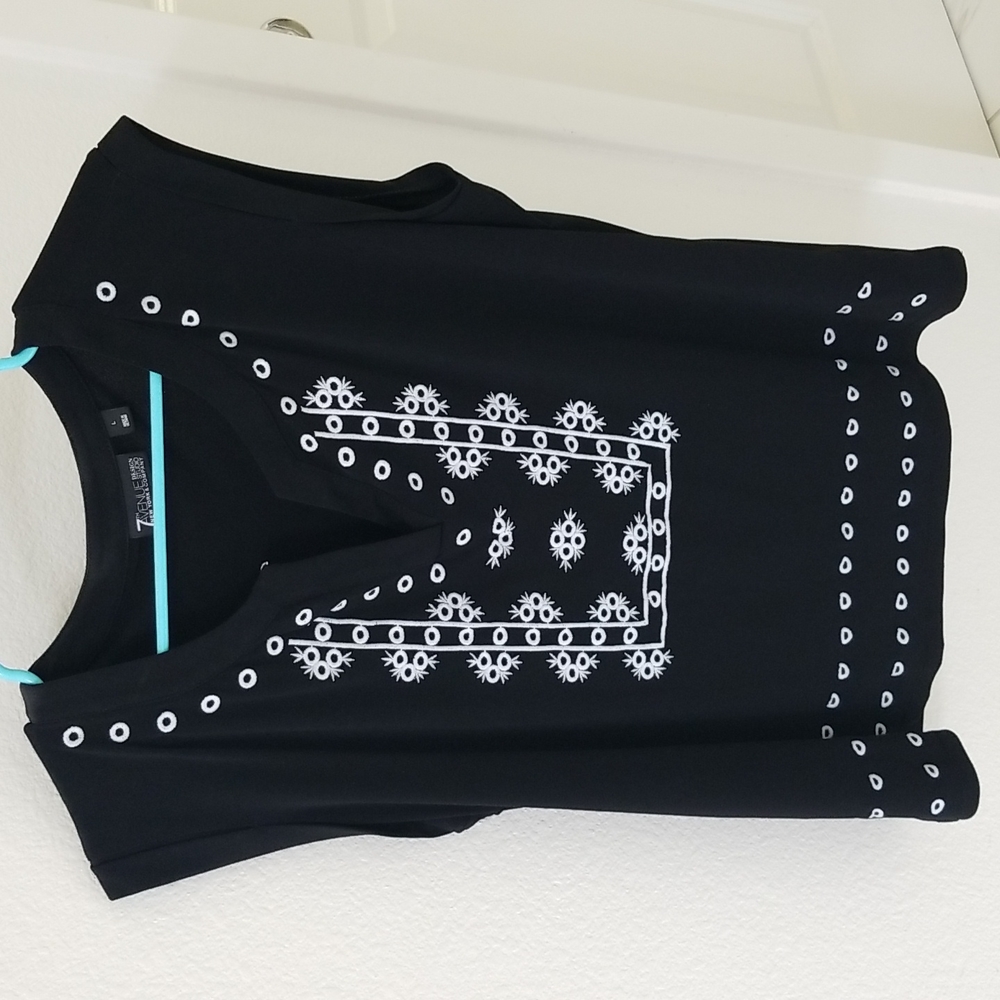 Size Lg 7th Avenue Black and white top